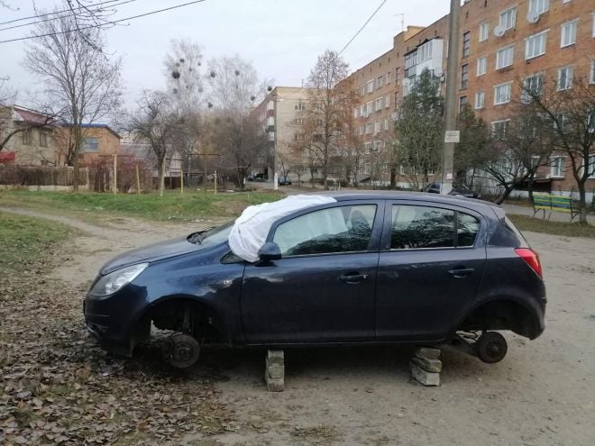 У Шепетівці замість чотирьох колес, злодії лишили лише 14 цеглин