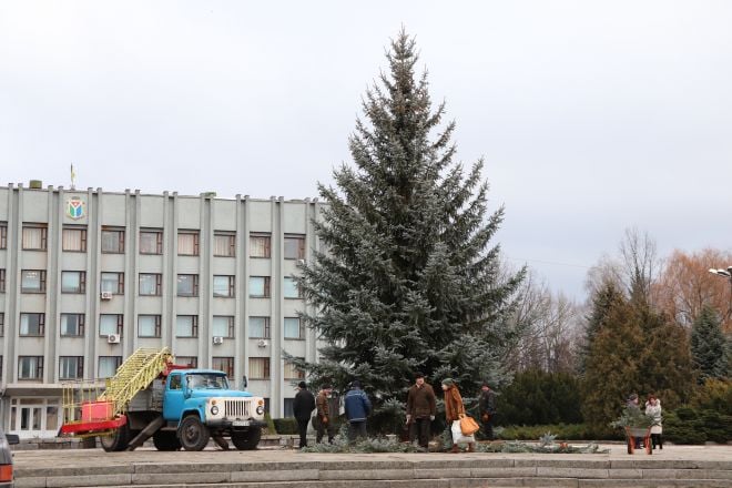 У Шепетівці встановлюють головну ялинку міста