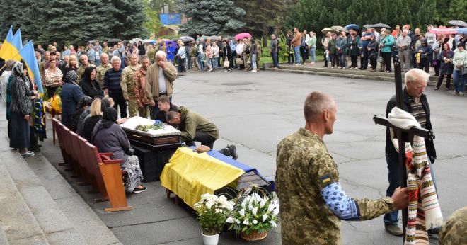 Небо знову плаче дощем: Шепетівка провела в останню земну дорогу Сергія Перебейноса