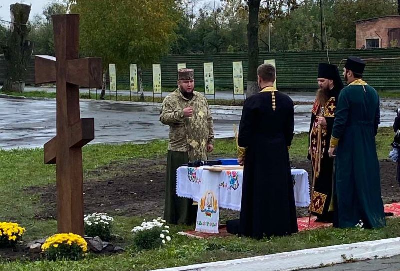 На території військової частини освятили козацький хрест