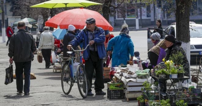 Здійснення торгівлі на проїжджій частині і тротуарі вулиці Героїв Небесної Сотні поблизу ринку хочуть заборонити