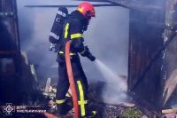 За минулу добу на Шепетівщині рятувальники ліквідовували займання трактора та гаражу