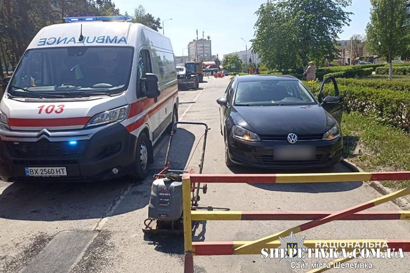 ДТП у Нетішині: під колеса автомобіля потрапила жінка, яка ремонтувала дорогу
