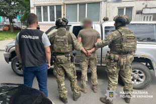 14 тисяч доларів за перетин кордону: під час обшуків ще й знайшли арсенал зброї