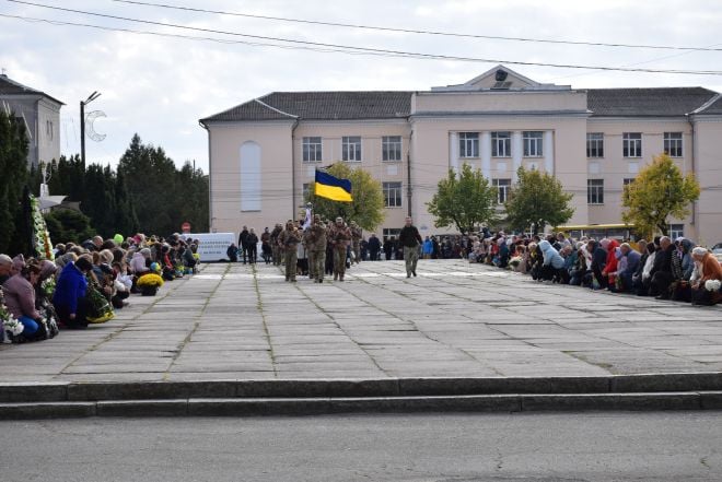 Син знатиме батька лише за світлинами: Шепетівська громада попрощалась із захисником Денисом Пивоварчуком