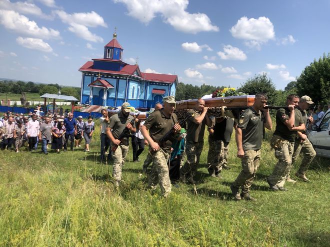 Серце не витримало звістки про загибель сина на війні: батька поховали в той же день