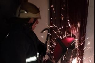 Рятувальники за допомогою бензорізу відкривали вхідні двері квартири