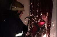 Рятувальники за допомогою бензорізу відкривали вхідні двері квартири