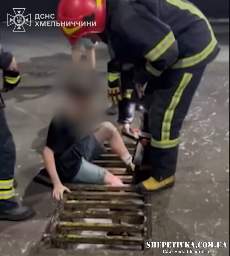 Надзвичайники врятували юнака, який провалився у зливну систему