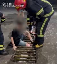 Надзвичайники врятували юнака, який провалився у зливну систему