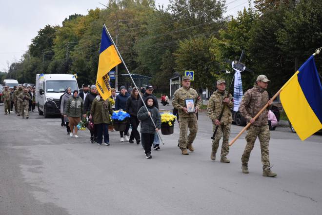 Схиляємо голови у скорботі: у Шепетівці прощалися із сержантом Віталієм Жилою
