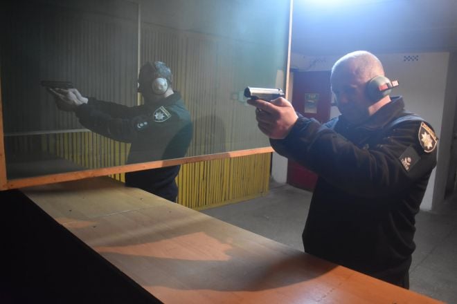 Поліцейські Шепетівського району відпрацювали навички зі стрільби