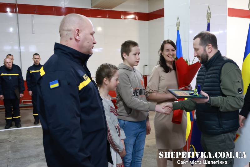 32 відзнаки Президента та нова оселя для офіцера: про візит до рятувальників Шепетівщини