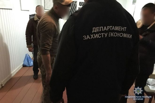 Правоохоронці затримали на хабарі працівника військового комісаріату