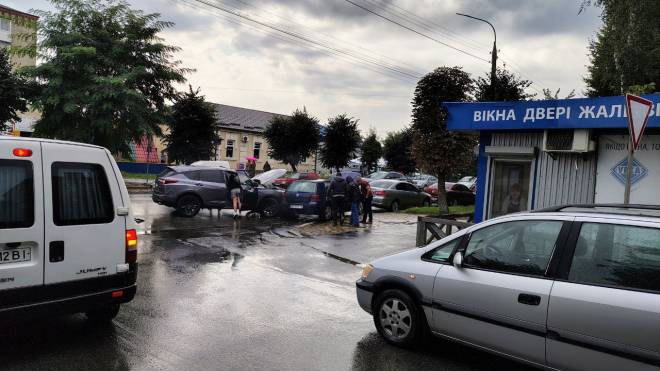 На перехресті вулиць Дзявульського та Героїв Небесної Сотні зіткнулись автомобілі