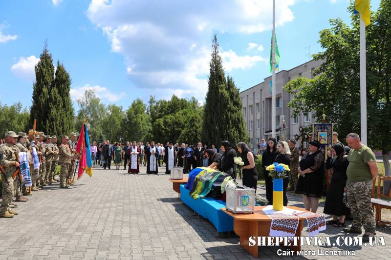 Підтвердження про загибель воїна прийшло в день його 50-річчя: у Нетішині попрощалися зі Ігорем Басюком