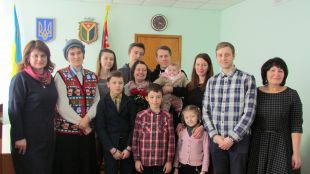 Трьом шепетівчанкам присвоєно почесне звання «Мати-героїня»