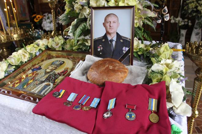 Його груди прикрашали численні нагороди: Славута прощалася із Олександром Полончуком