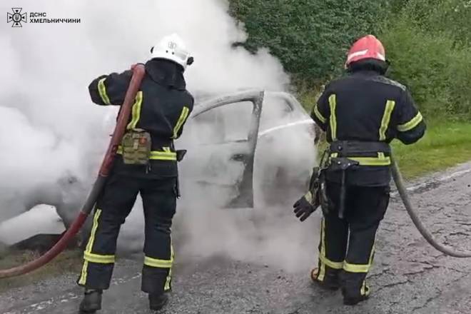Неподалік Полонного палав автомобіль (відео)