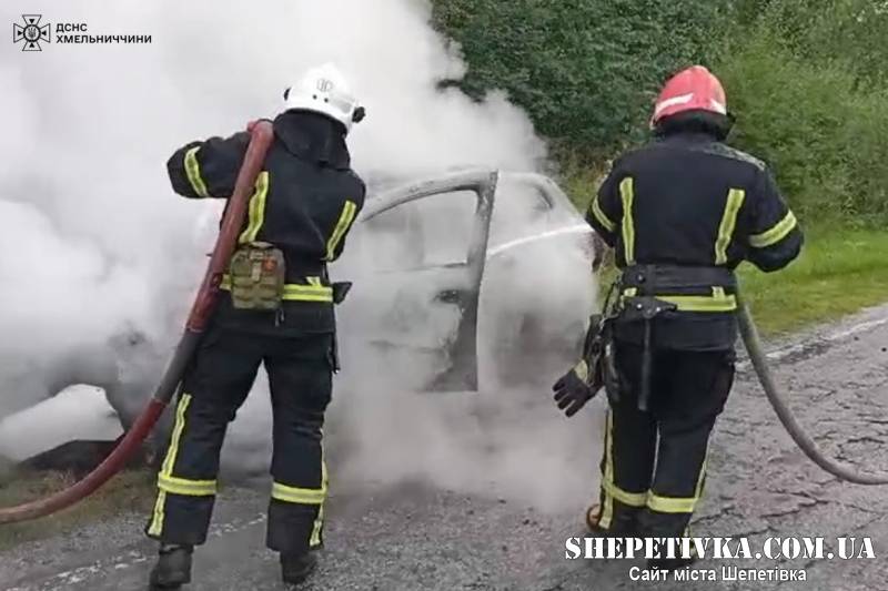Неподалік Полонного палав автомобіль (відео)