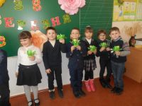 Першачки ЗОШ №3 вітали дівчат та жінок зі святом весни