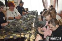 У Ізяславі поліцейські разом з учнями плели маскувальні сітки