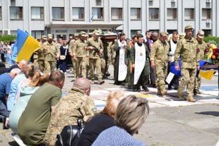 У День Героїв шепетівчани попрощались із солдатом Олександром Солодчуком