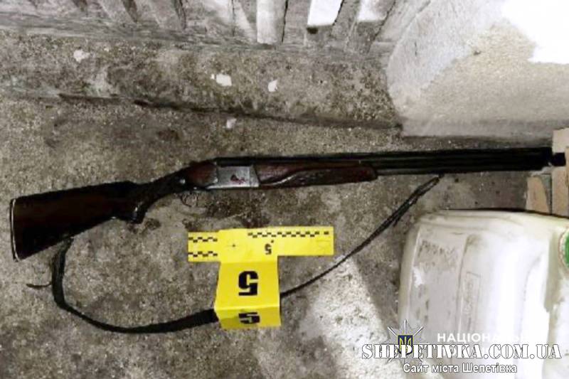 Чоловік вистрілив у дружину з рушниці, а потім спробував застрелитися сам