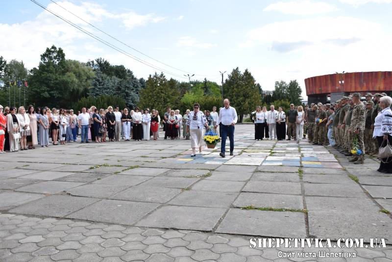 У Шепетівці відзначили 35-ту річницю Незалежності України: квіти Кобзареві та нагородження кращих
