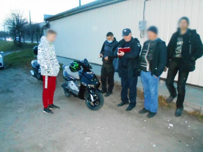 Поліцейські Шепетівщини по гарячих слідах розкрили крадіжку з автомобіля