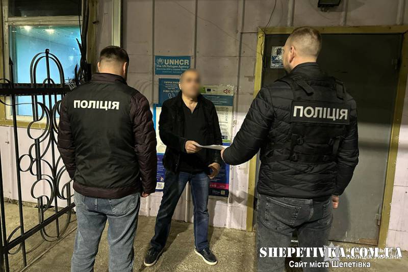 На виході з Шепетівської виправної колонії нелегала-кримінальника вже чекали