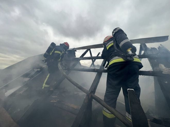 У Шепетівському районі рятувальники ліквідували пожежу господарчої споруди