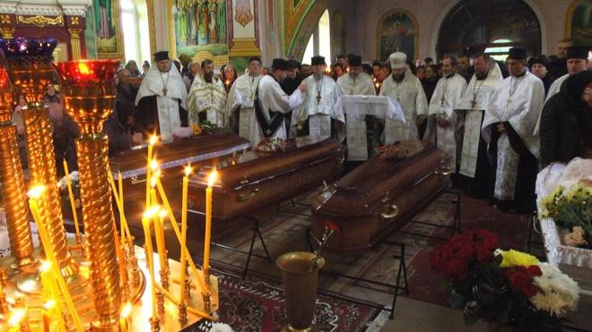 У Красилові попрощалися із загиблими унаслідок російського обстрілу (відео)