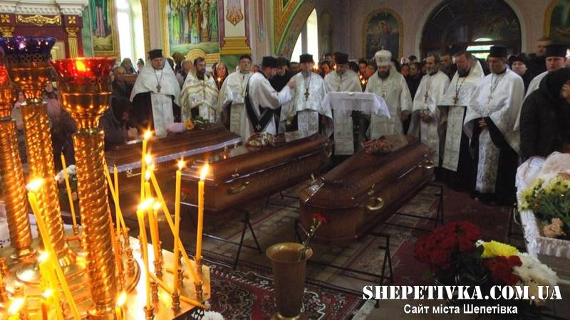У Красилові попрощалися із загиблими унаслідок російського обстрілу (відео)
