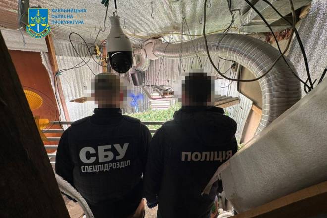 Наркотики, гроші, пістолет та гранати: на Шепетівщині викрили банду наркоторговців