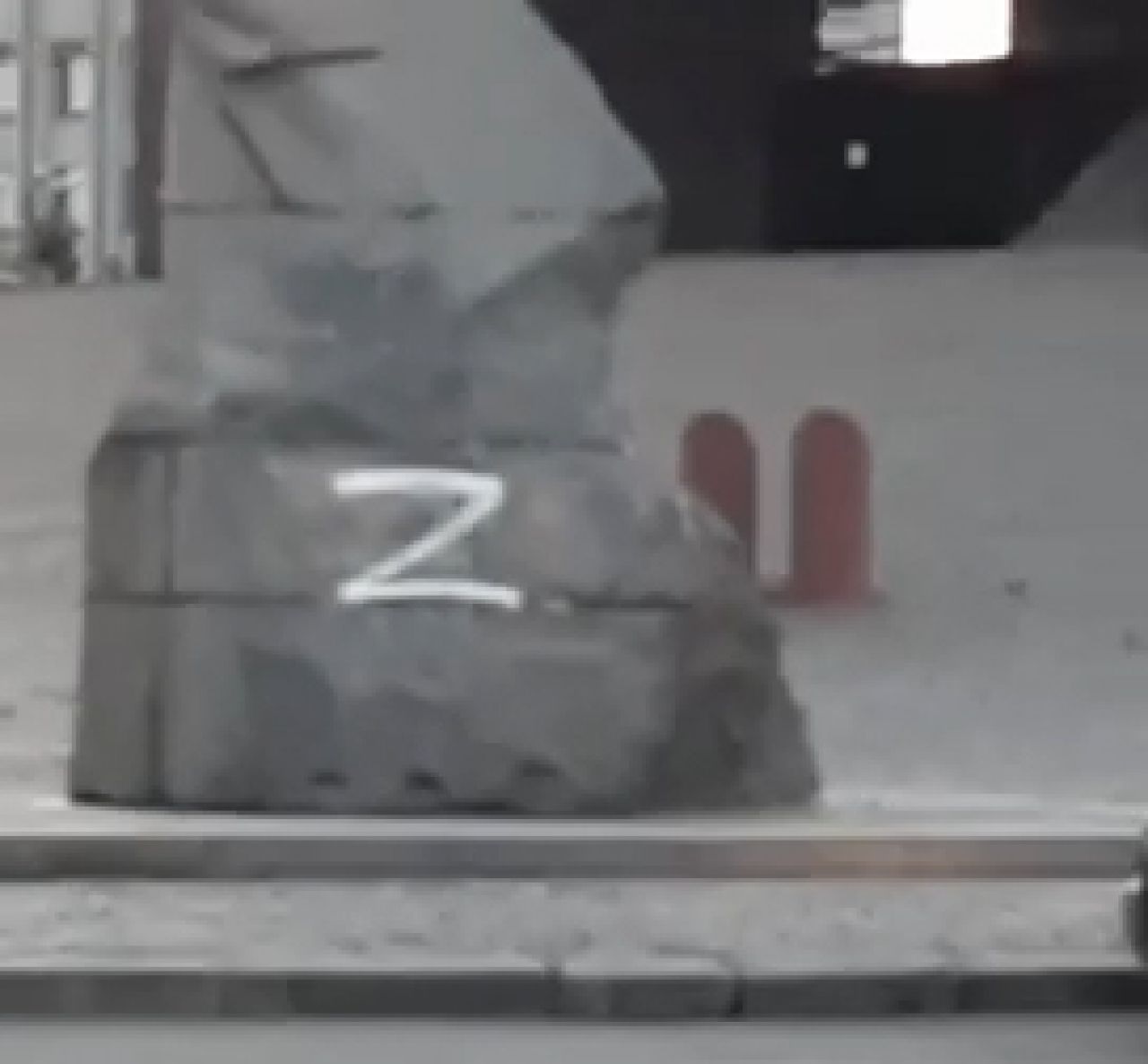 Шепетівчанин намалював символ "Z" на пам’ятнику Островському