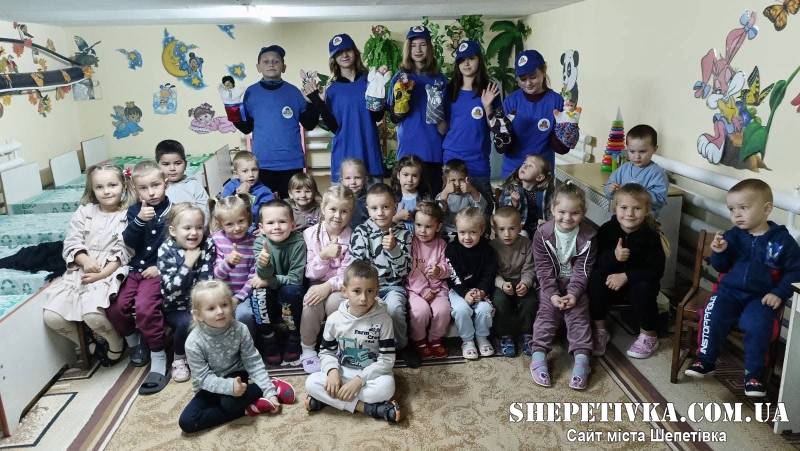 Казка в укритті: для вихованців плесенського дитсадка влаштували лялькову виставу під час тривоги