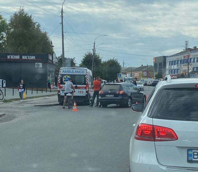 У Шепетівці неподалік центрального ринку під колесами автівки опинилася жінка