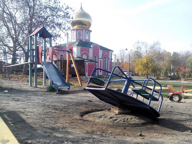 Шепетівська міська рада наводить лад з дитячими майданчиками