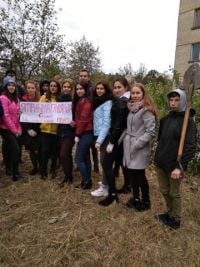 Студенти шепетівського бухгалтерського коледжу прибирали прилеглу територію свого закладу