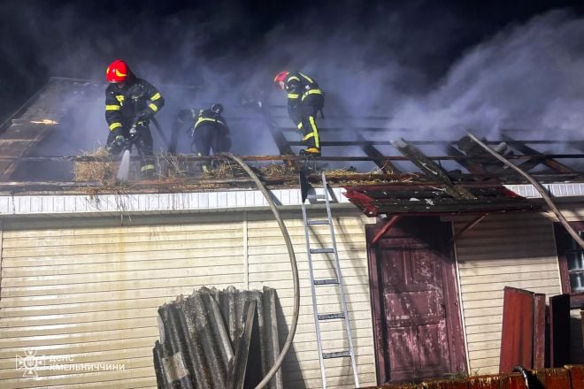 У Шепетівському районі рятувальники ліквідували пожежу житлового будинку