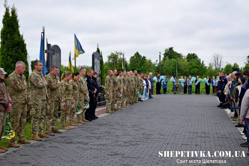 Пам’ять крізь покоління: у Шепетівці напередодні Дня Героїв вшанували борців за волю України