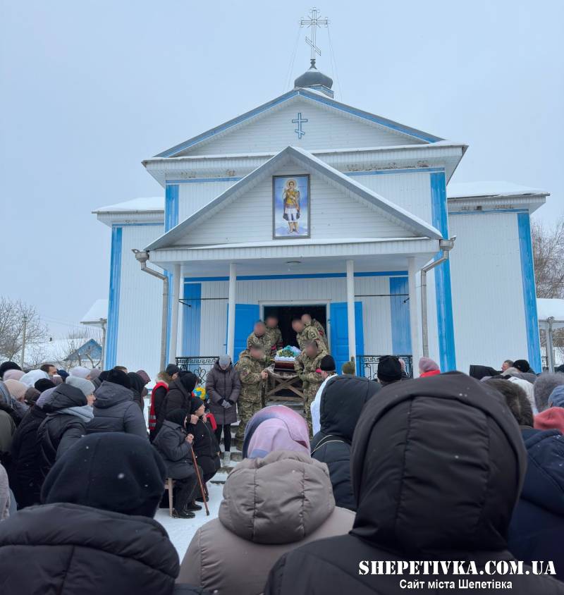 На Шепетівщині прощались із командиром екіпажу безпілотників Юхимовичем Романом
