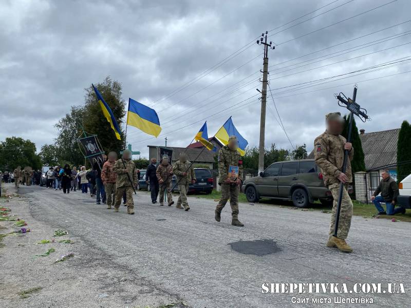У селі Велика Березна прощались із воїном Віктором Рукавцовим
