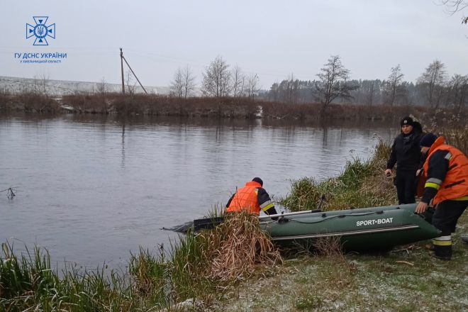 На Шепетівщині рятувальники дістали тіло загиблого чоловіка з річки