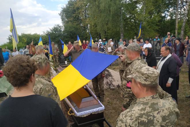 В Ізяславській громаді попрощалися із полеглим воїном Василем Томчуком