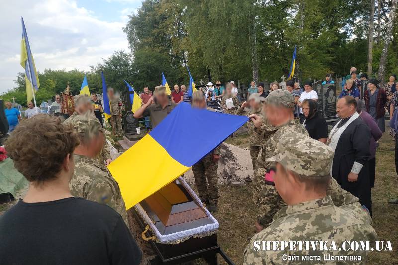 В Ізяславській громаді попрощалися із полеглим воїном Василем Томчуком