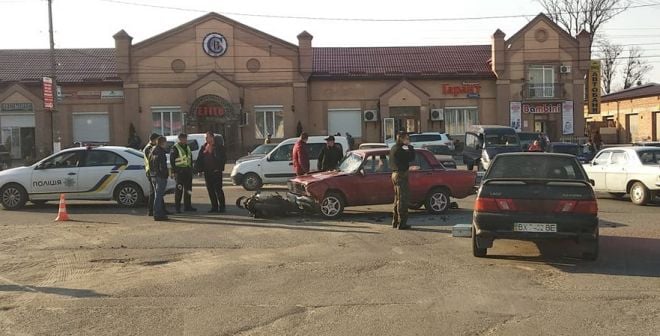 На Старокостянтинівському шосе скутерист мало не лишився життя