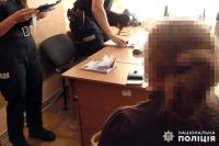 Вкрала у підлітка телефон, а потім спробувала відкупитись у слідчого