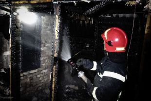 У Шепетівці через неправильно змонтований димар горіла господарча споруда